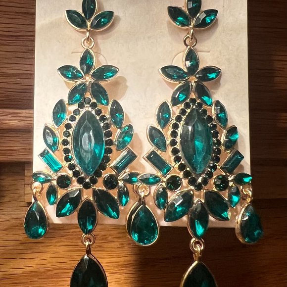 Statement Earrings - Emerald Color Stone - Picture 4 of 5